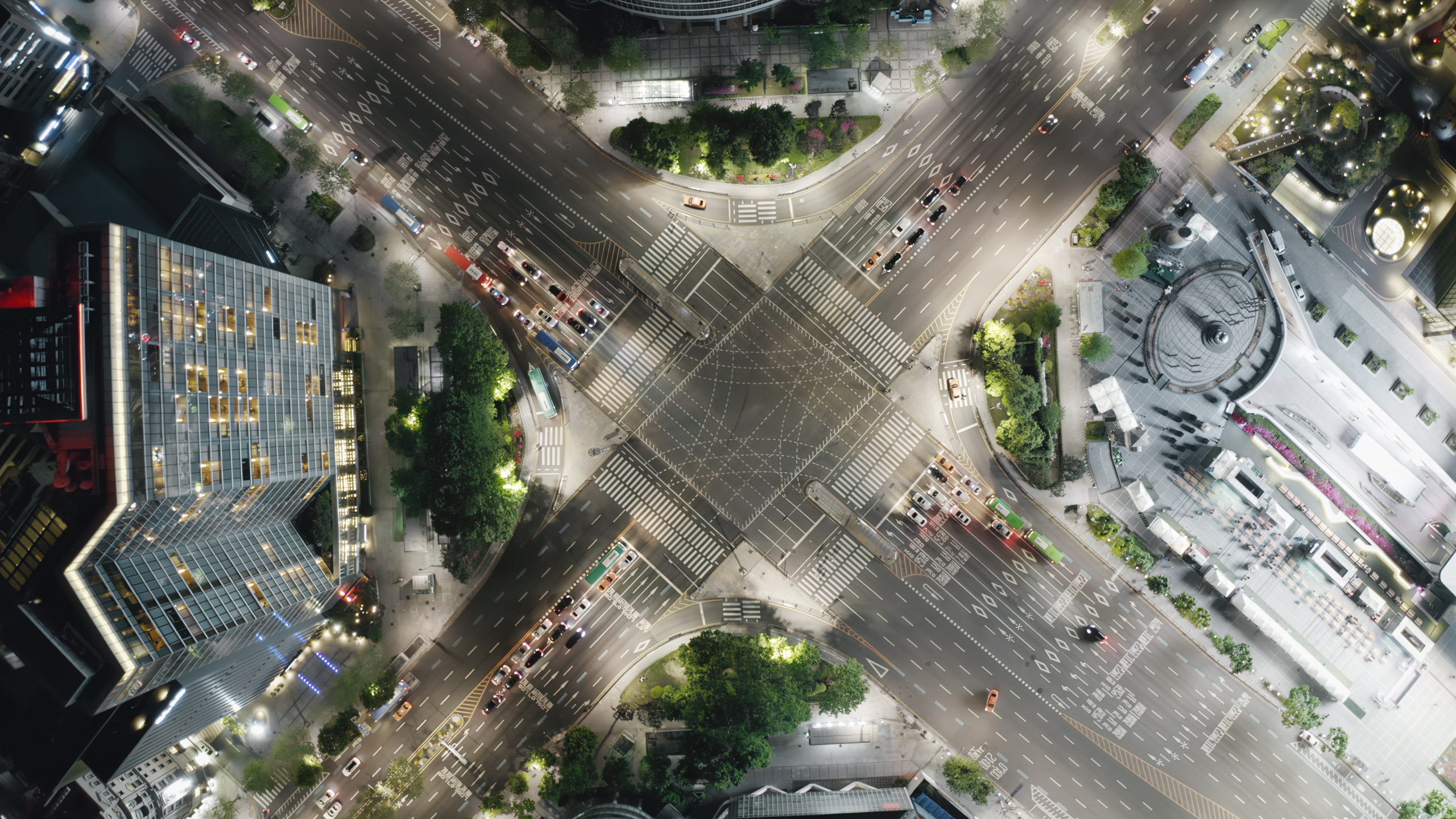 Acoustique des villes et des transports 1 Beautiful aerial view to a crossroad in Seoul Gangnam District on the evening. Cars, buses and other vehicles turning at the busy intersection surrounded by modern skyscrapers.